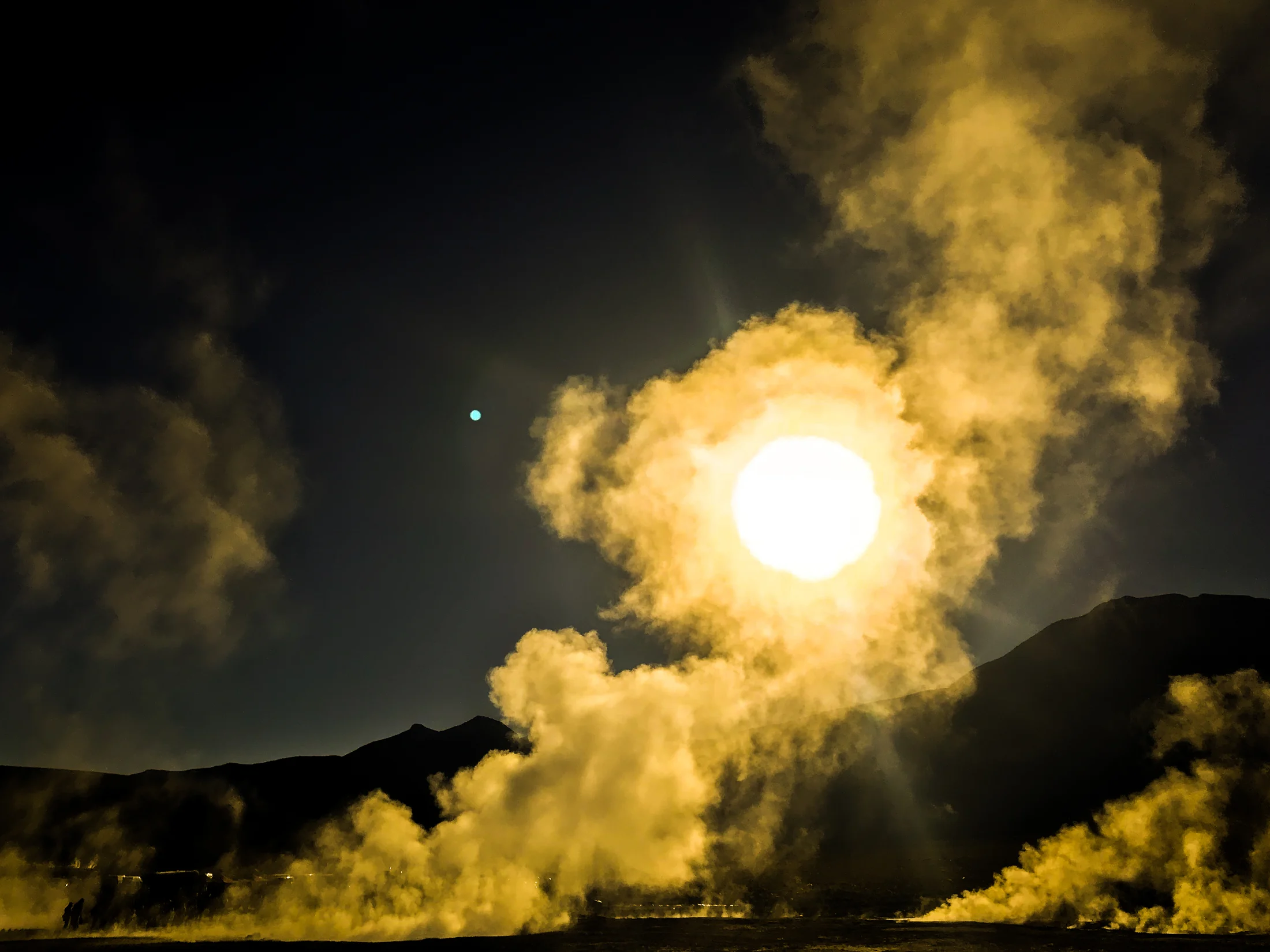 Sol entre columnas de vapor — Kimey Newen